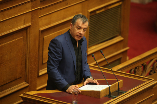 Εν μέσω έντονων διαξιφισμών «πέρασε» η τροπολογία για τις άδειες
