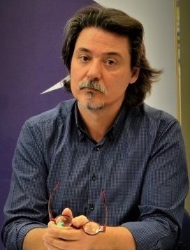Ο καθηγητής που «σπρώχνει» τους μαθητές του στα… βιβλία!