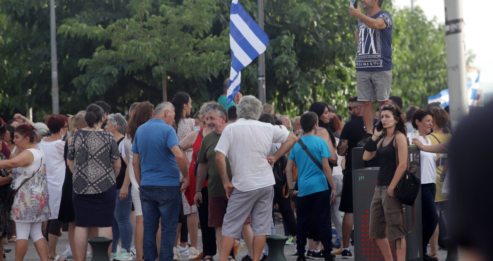 Σύνταγμα: Χρυσαυγίτες, ακροδεξιοί με σταυρούς και εικόνες κατά των εμβολίων