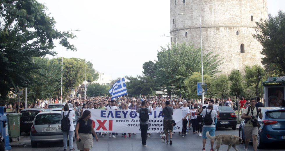 Σύνταγμα: Χρυσαυγίτες, ακροδεξιοί με σταυρούς και εικόνες κατά των εμβολίων