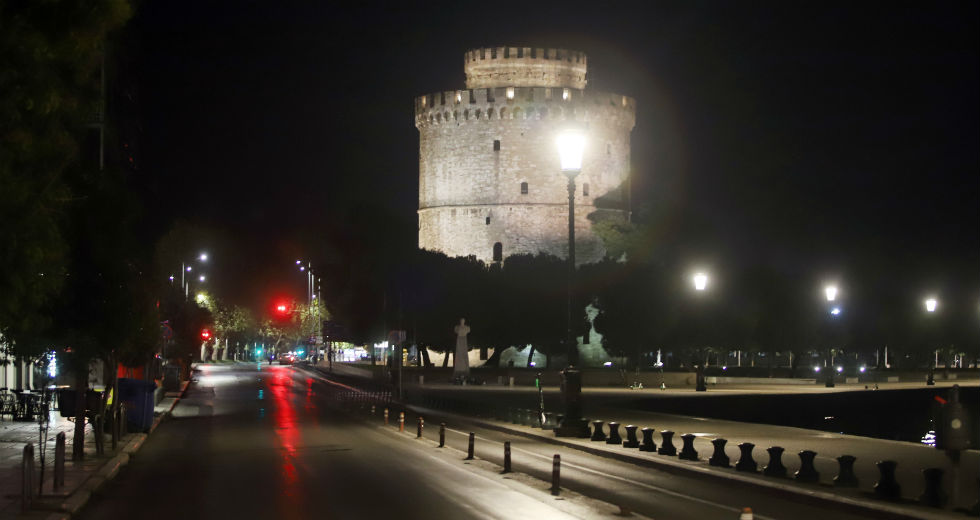 Έρημες πόλεις η Αθήνα και η Θεσσαλονίκη μετά τα μεσάνυχτα [εικόνες]