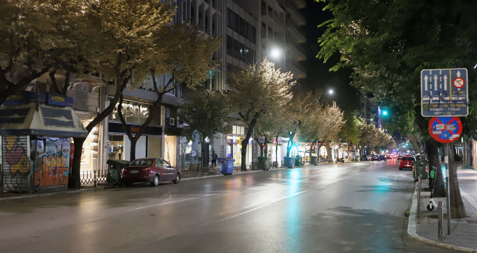 Έρημες πόλεις η Αθήνα και η Θεσσαλονίκη μετά τα μεσάνυχτα [εικόνες]