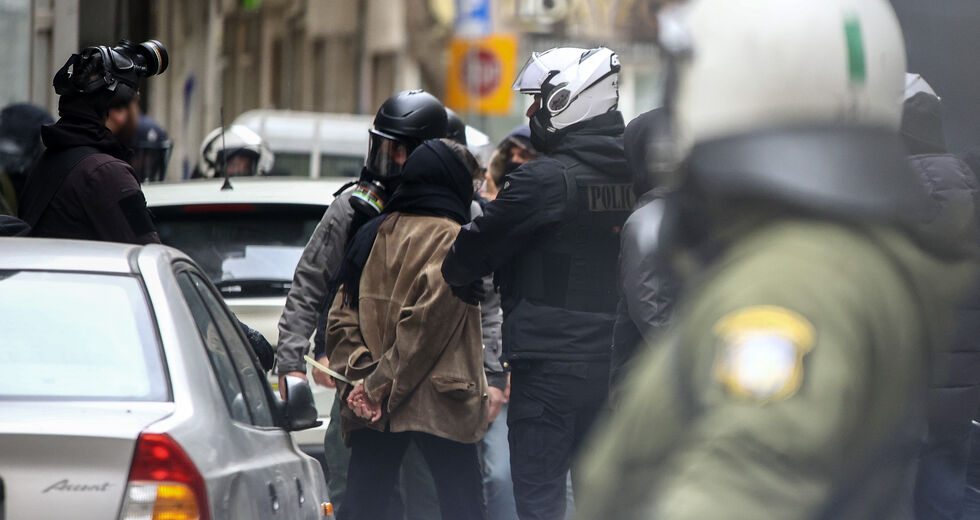 Ξύλο, χημικά και συλλήψεις για την ανακατάληψη στη «Mundo Nuevo»
