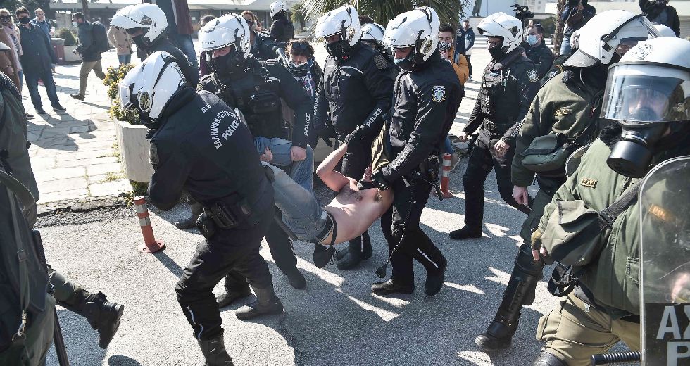 Προσαγωγές και προπηλακισμοί φοιτητών μετά την εισβολή MAT στην πρυτανεία του ΑΠΘ