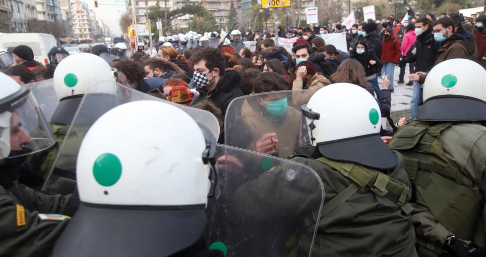 Κρεσέντο βίας και προσαγωγές στη φοιτητική συγκέντρωση της Θεσσαλονίκης