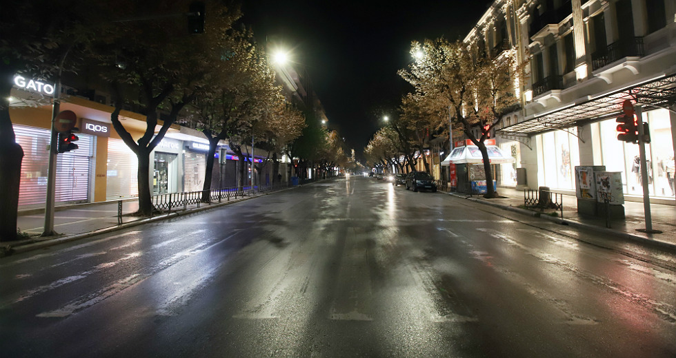 Έρημες πόλεις μετά τις 9 το βράδυ