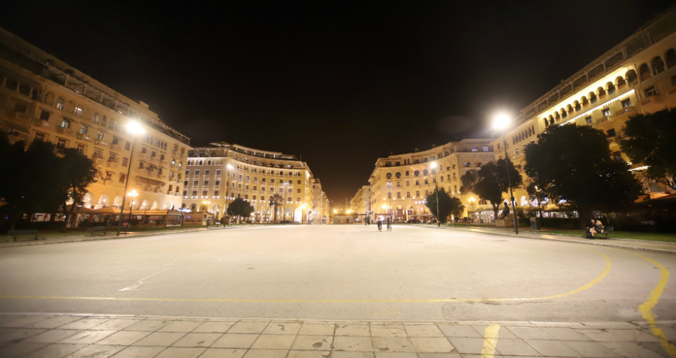 Έρημες πόλεις μετά τις 9 το βράδυ