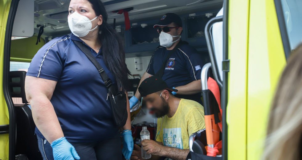 Σοβαρά τραυματίες και δεκάδες απεγκλωβισμοί από τη φωτιά στη Θεσσαλονίκη
