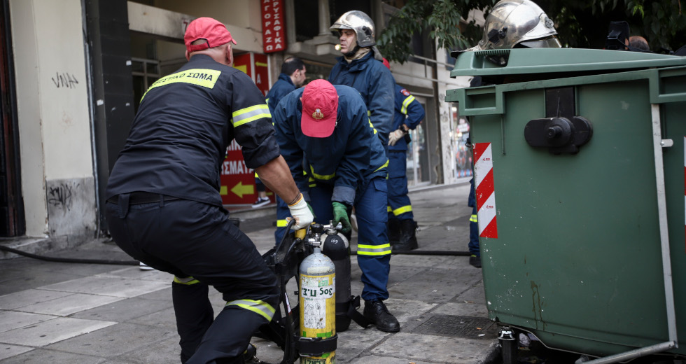 Σοβαρά τραυματίες και δεκάδες απεγκλωβισμοί από τη φωτιά στη Θεσσαλονίκη