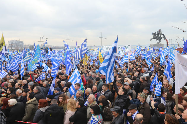Εθνικιστικό κρεσέντο με φόντο τον Λευκό Πύργο