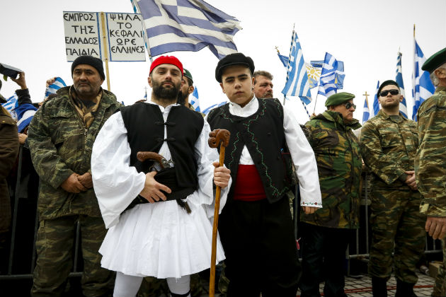 Εθνικιστικό κρεσέντο με φόντο τον Λευκό Πύργο