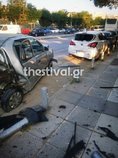 Λεωφορείο στη Θεσσαλονίκη έκανε σμπαράλια παρκαρισμένα οχήματα