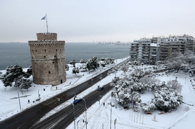 Προβλήματα από τη σφοδρή χιονόπτωση στη Θεσσαλονίκη