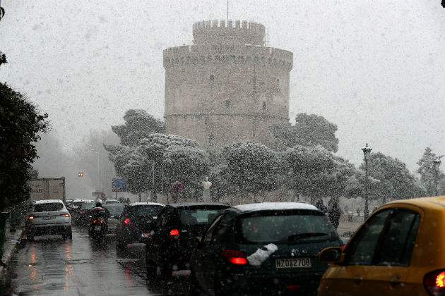 Επιμένει ο χιονιάς, αποκλεισμένα χωριά και προβλήματα στους δρόμους
