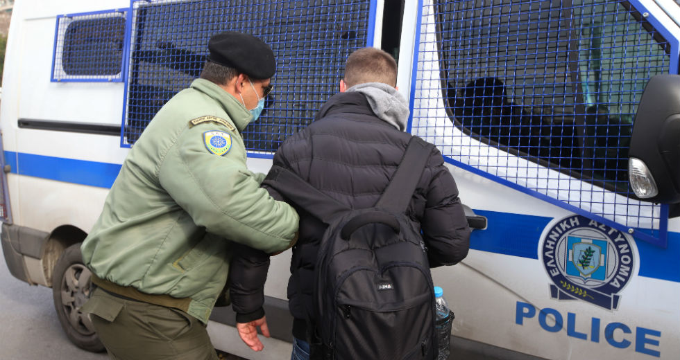 Προσαγωγές στον Λευκό Πύργο – Παρά τις απαγορεύσεις έριξαν τον Σταυρό