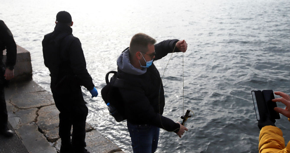 Προσαγωγές στον Λευκό Πύργο – Παρά τις απαγορεύσεις έριξαν τον Σταυρό