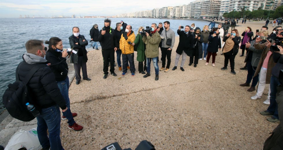 Προσαγωγές στον Λευκό Πύργο – Παρά τις απαγορεύσεις έριξαν τον Σταυρό