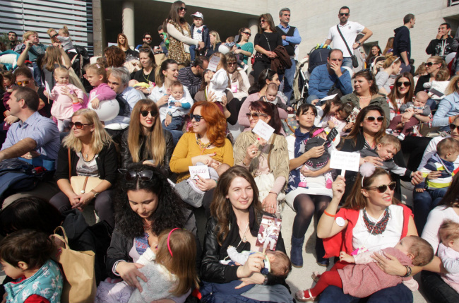 Θήλασαν τα μωρά τους στο δημαρχείο της Θεσσαλονίκης