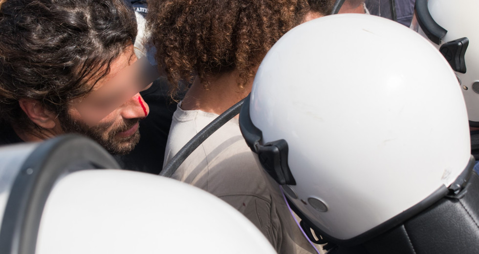 Οργή για τις εικόνες ντροπής και την καταστολή στην Τήνο