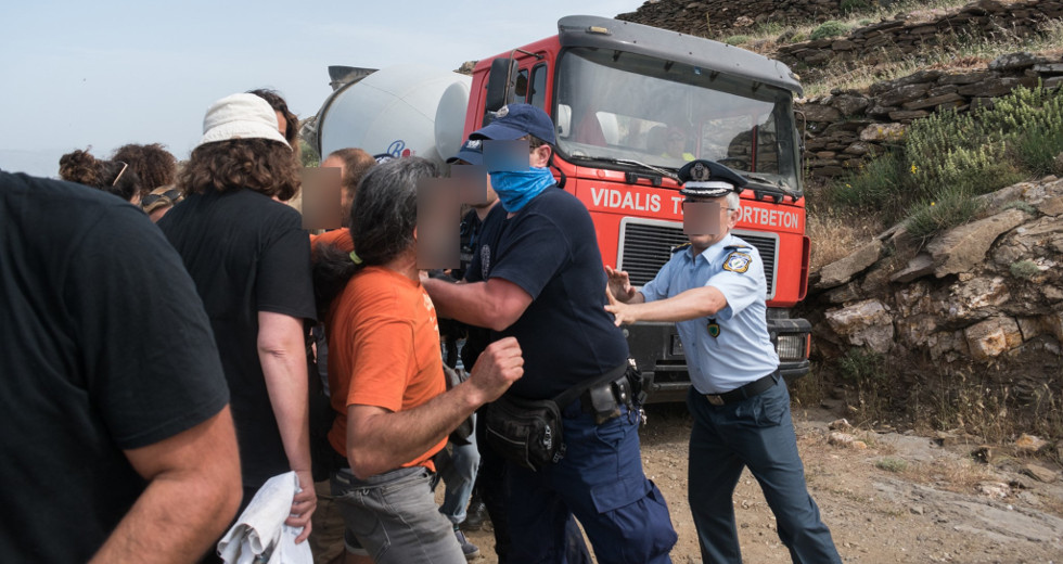 Οργή για τις εικόνες ντροπής και την καταστολή στην Τήνο