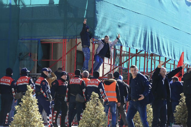 Εικόνες χάους στα Τίρανα