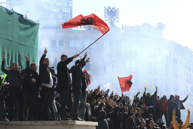 Εικόνες χάους στα Τίρανα