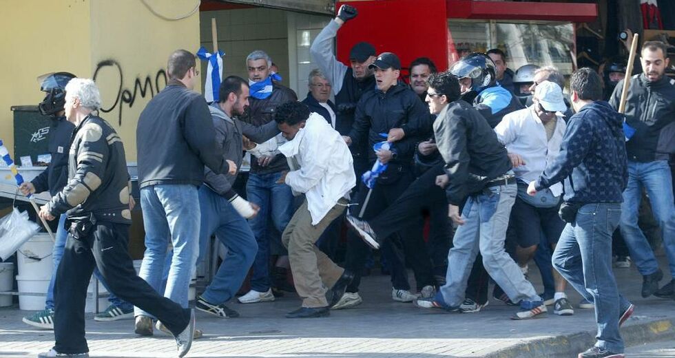 Τα χέρια που χαιρετούν Ναζιστικά είναι βαμμένα με αίμα