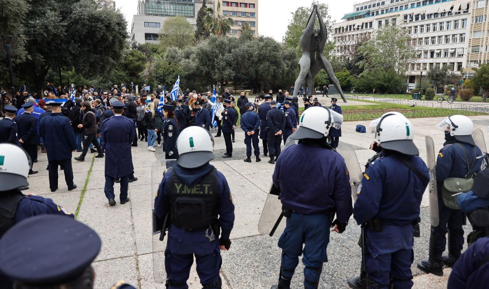 Πανηγυρική παρέλαση για λίγα μάτια μόνο
