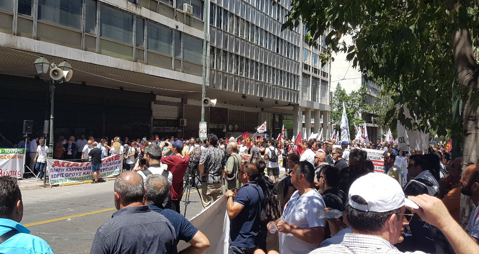 Διαδηλώνουν μαζικά οι εργαζόμενοι σε τουρισμό-επισιτισμό