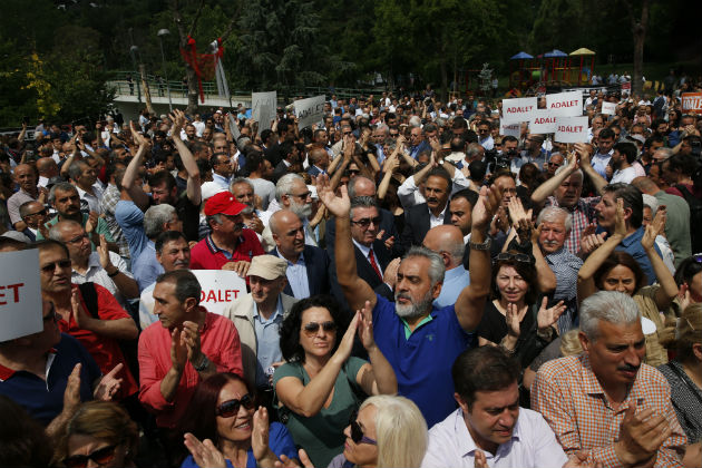 Μεγάλη πορεία της αντιπολίτευσης προς την Κωνσταντινούπολη