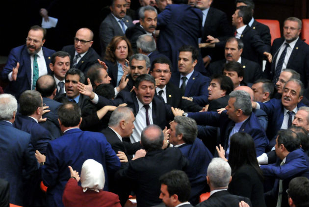Κάνοντας τα «στραβά μάτια»