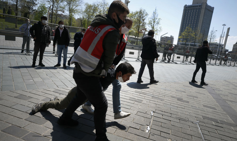 Εικόνες από τις διαδηλώσεις για την Εργατική Πρωτομαγιά σε όλο τον κόσμο