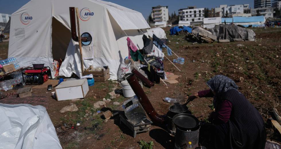 Σβήνουν οι ελπίδες στα συντρίμμια, πάνω από 33.000 τα θύματα του σεισμού