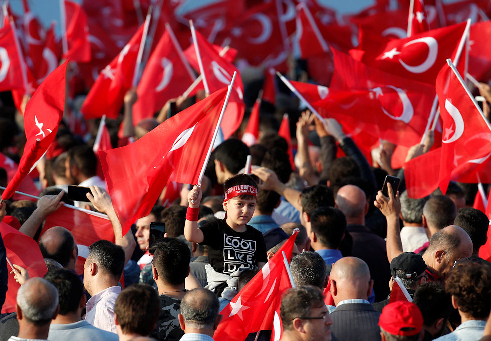 Μηνύματα ισχύος από τον Ερντογάν αλλά η κρίση βαθαίνει