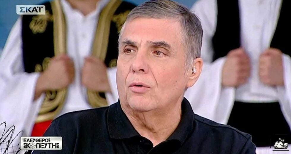 Ενώ καταναλώνει καφεΐνη, μοιάζει να τον παίρνει ο ύπνος