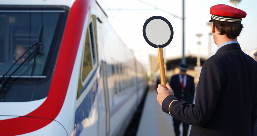 Βαθιά το χέρι στην τσέπη για το ταξίδι με τo τρένo ETR 470