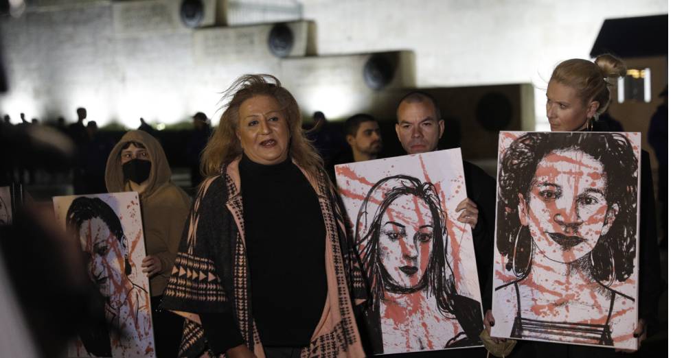 Συγκίνηση στη σιωπηλή πορεία για τα θύματα τρανς