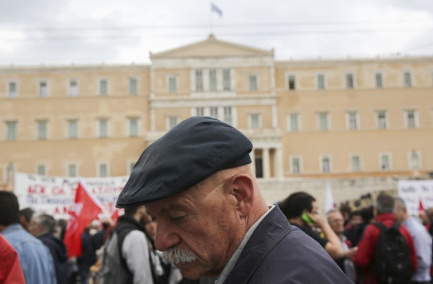 Χιλιάδες τα «όχι» έξω από τη Βουλή