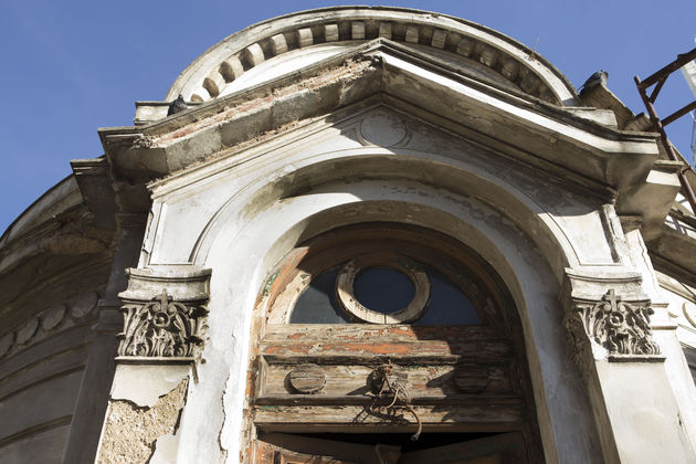 Περιμένει το θαύμα για να αναστηθεί