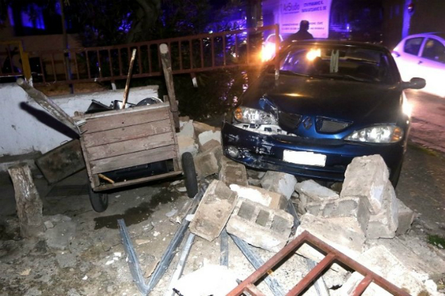 Ηράκλειο: Αυτοκίνητο γκρέμισε τοίχο, τέσσερις τραυματίες