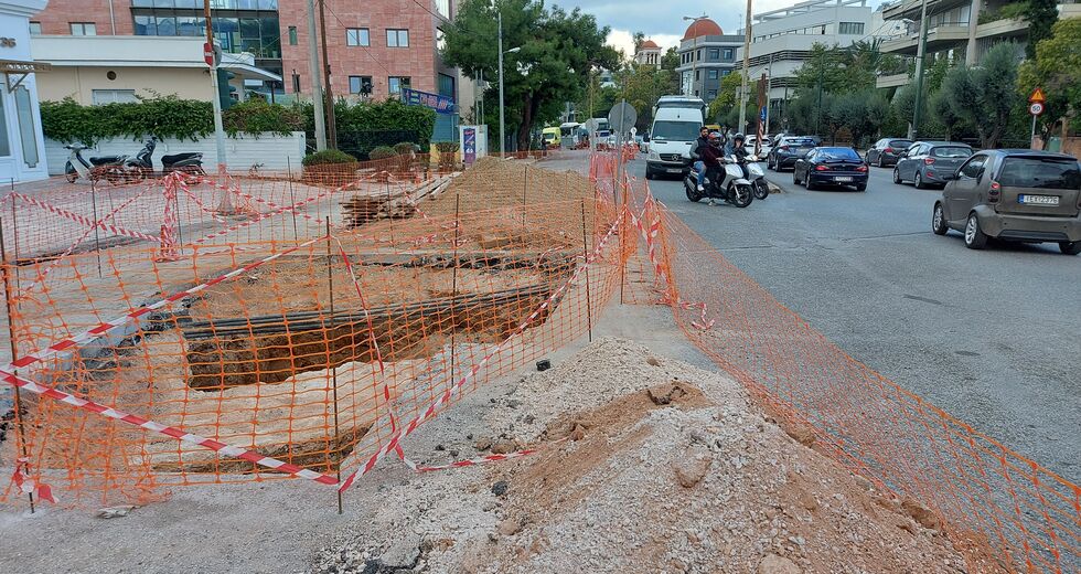 Τρύπα στην Παπανικολή: ταλαιπωρία μιας βδομάδας για τους οδηγούς στο Χαλάνδρι