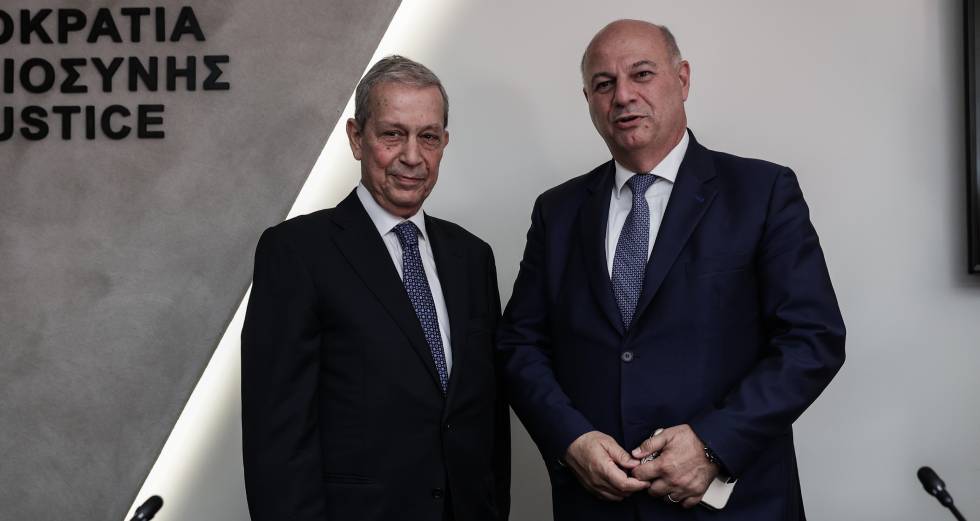 Εγκώμια και φιλοφρονήσεις στις τελετές παράδοσης – παραλαβής των υπουργείων
