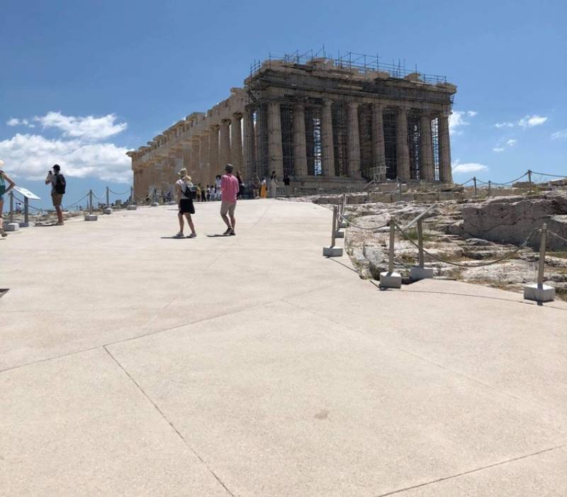 Ο αγράμματος Τσίπρας και η σοφή Μενδώνη