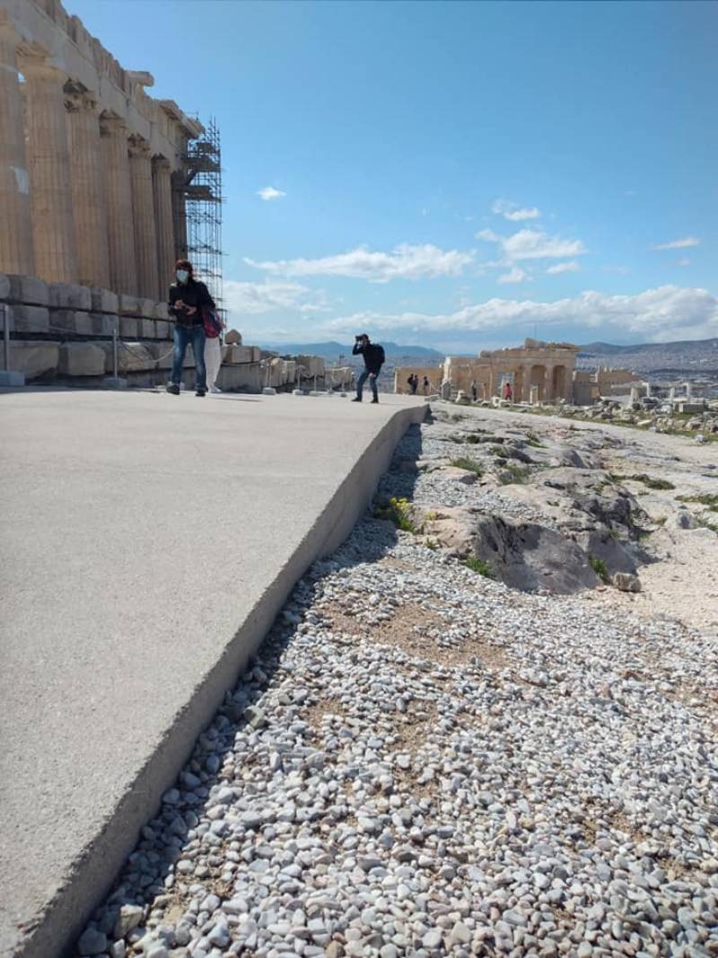 Νέες αποκαρδιωτικές φωτογραφίες από το τσιμέντωμα στην Ακρόπολη