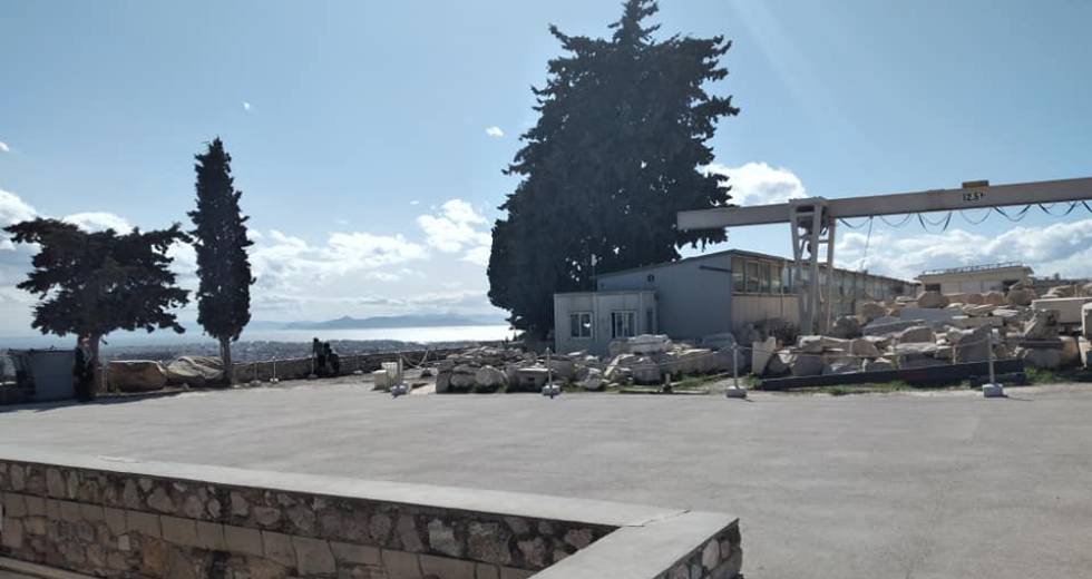 Νέες αποκαρδιωτικές φωτογραφίες από το τσιμέντωμα στην Ακρόπολη