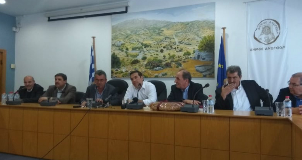 Σε Ανώγεια και Σπήλι ο Αλ. Τσίπρας πριν από την ομιλία στα Χανιά