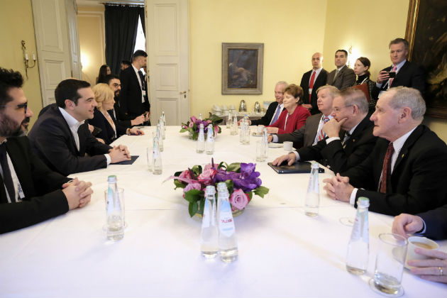 Τετ α τετ Τσίπρα – Ζάεφ πριν τη βράβευσή τους στο Μόναχο