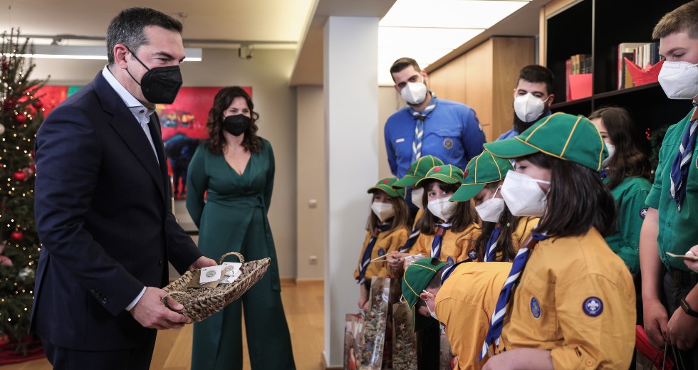 Παιδιά έψαλαν τα χριστουγεννιάτικα κάλαντα στον Αλέξη Τσίπρα