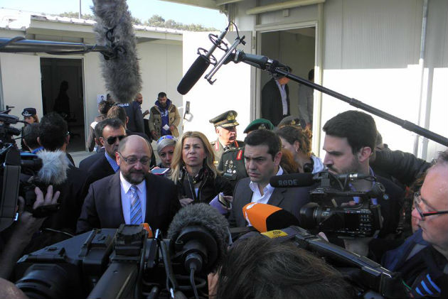 Ο δήμαρχος Λέσβου άφησε Τσίπρα- Σουλτς και πήγε… θάλασσα!