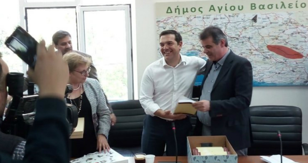 Σε Ανώγεια και Σπήλι ο Αλ. Τσίπρας πριν από την ομιλία στα Χανιά